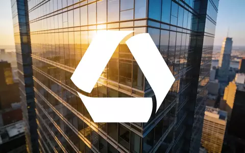 Moderne Glasfassade eines Bankgebäudes im goldenen Licht der Morgensonne als Symbol für Finanzwachstum. - Foto: über boerse-global.de