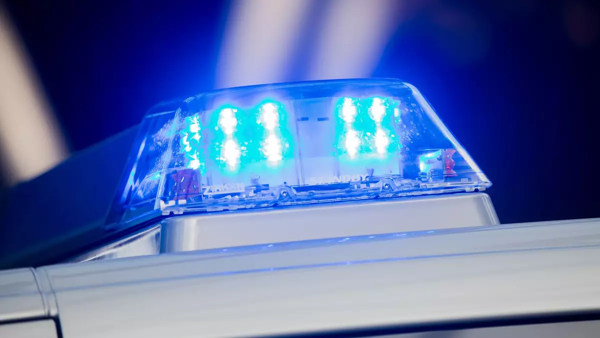 Beim Unfall eines polnischen Reisebusses starben im Osten Ungarns mindestens zwölf Menschen. (Symbolbild)  - Bild: Rolf Vennenbernd/dpa