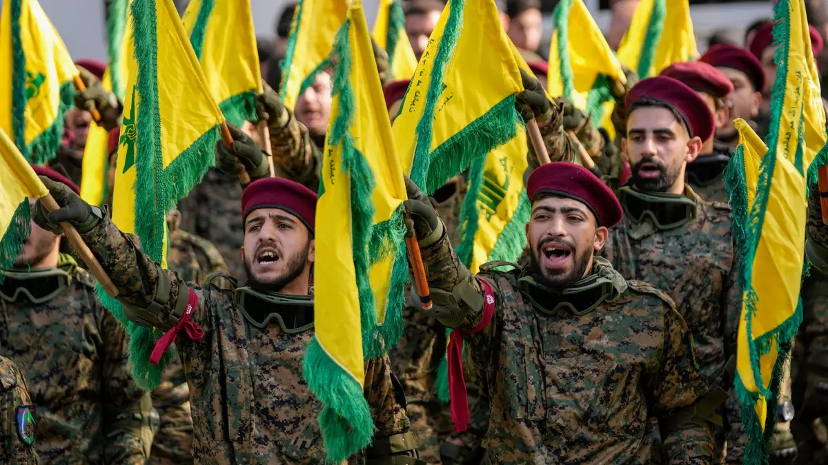 Hisbollah-Kämpfer bei einer früheren Beerdigung eines hochrangigen Hisbollah-Kommandeurs. (Archivbild) - Bild: Hussein Malla/AP/dpa