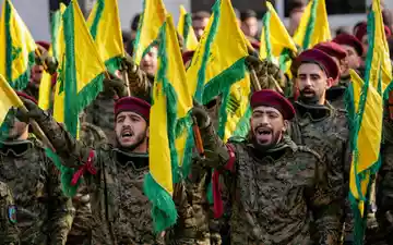 Hisbollah-Kämpfer bei einer früheren Beerdigung eines hochrangigen Hisbollah-Kommandeurs. (Archivbild) - Foto: Hussein Malla/AP/dpa