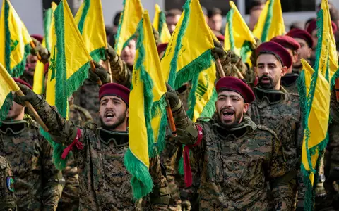 Hisbollah-Kämpfer bei einer früheren Beerdigung eines hochrangigen Hisbollah-Kommandeurs. (Archivbild) - Foto: Hussein Malla/AP/dpa