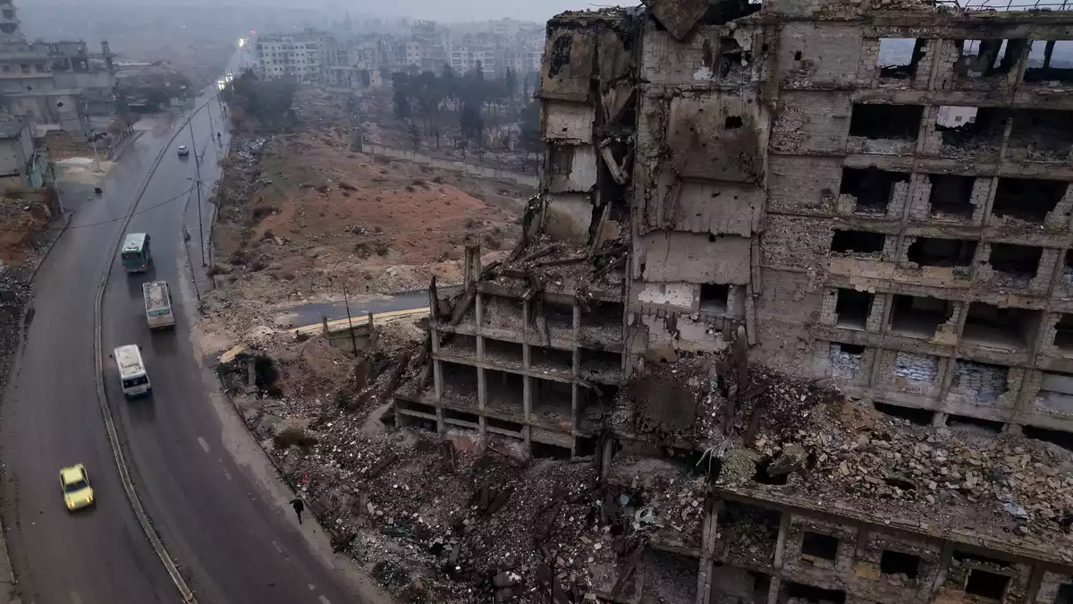 Während die Kriegsspuren in einigen Regionen Syriens kaum zu sehen sind, ist die Zerstörung andernorts immer noch groß. (Archivfoto) - Bild: Omar Albam/AP/dpa