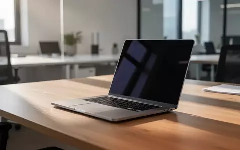 Ein moderner Arbeitsplatz mit einem Laptop auf einem Schreibtisch in einem hellen Büro. - Foto: über boerse-global.de