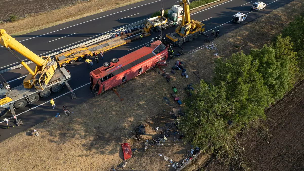 Beim Unfall eines polnischen Reisebusses starben im Osten Ungarns mindestens zwölf Menschen. - Bild: Zoltan Mathe/MTI/AP/dpa