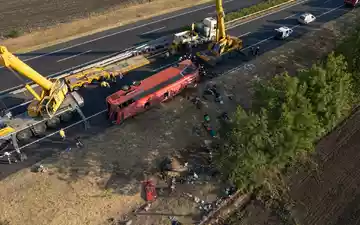 Beim Unfall eines polnischen Reisebusses starben im Osten Ungarns mindestens zwölf Menschen. - Foto: Zoltan Mathe/MTI/AP/dpa