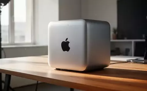Ein Apple Mac Studio Computer auf einem minimalistischen Schreibtisch in einer modernen Büroumgebung. - Foto: über boerse-global.de