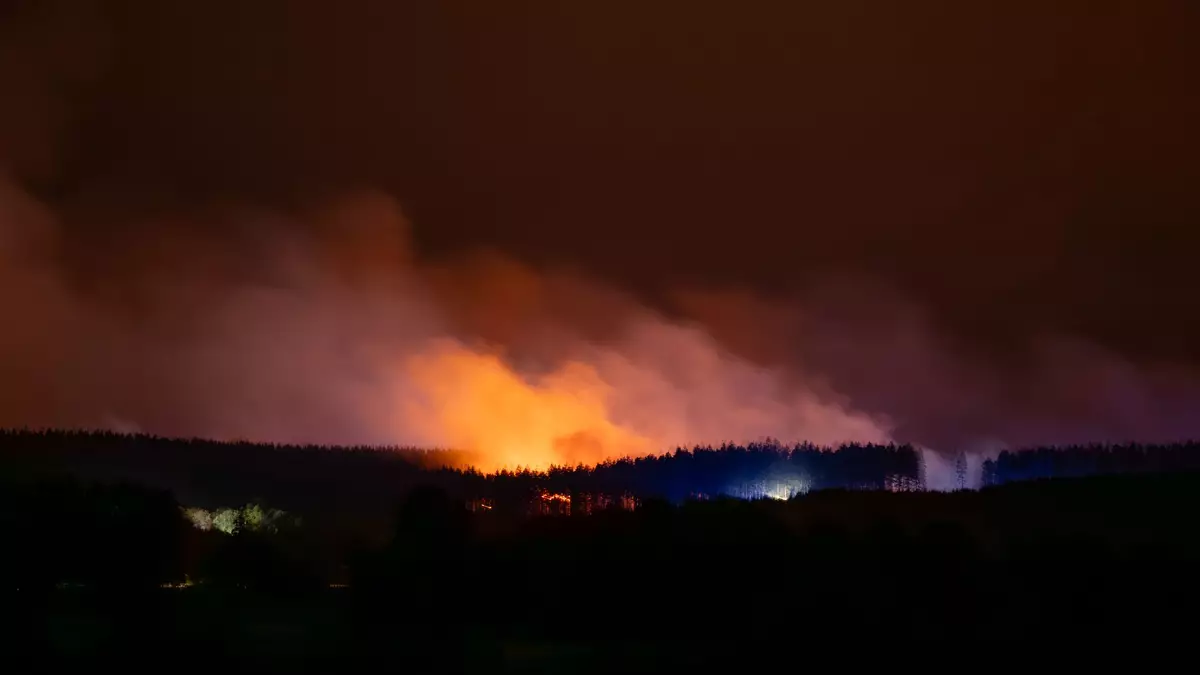 Seit der Nacht hat sich das Feuer nicht weiter auf Monschau zubewegt, sagt der dortige Feuerwehr-Einsatzleiter.  - Bild: Max Lametz/dpa