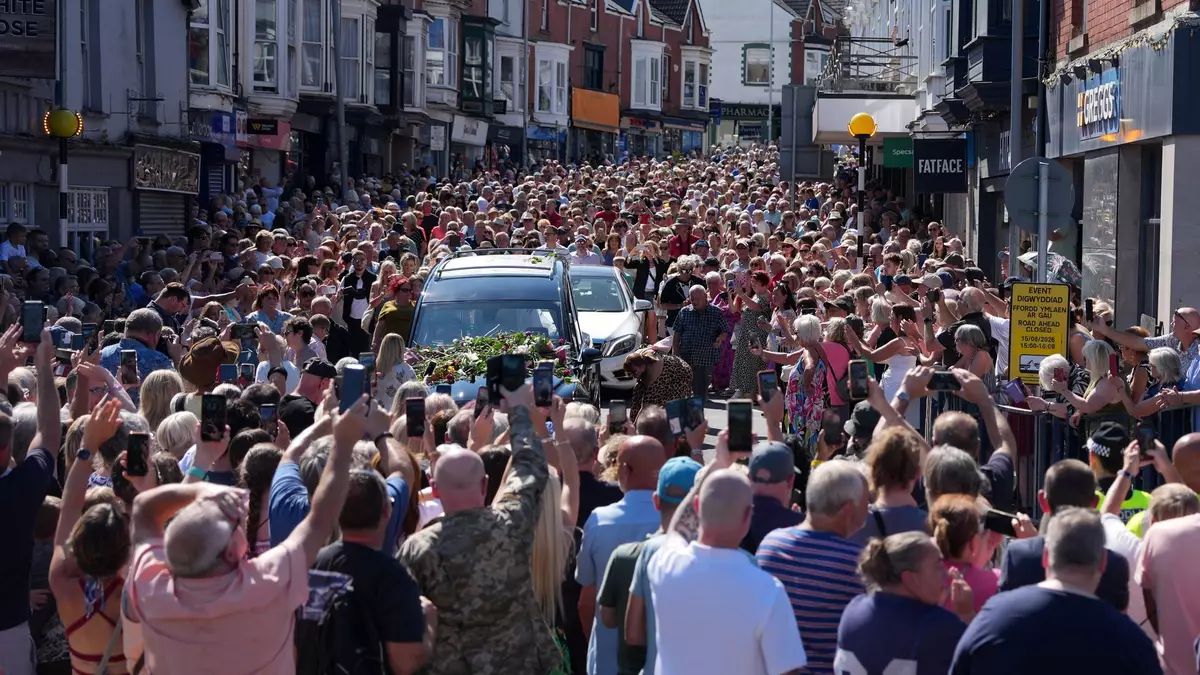 Hunderte Fans nahmen Abschied von Bonnie Tyler. - Bild: Alastair Grant/AP/dpa