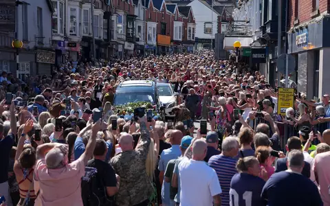 Hunderte Fans nahmen Abschied von Bonnie Tyler. - Foto: Alastair Grant/AP/dpa