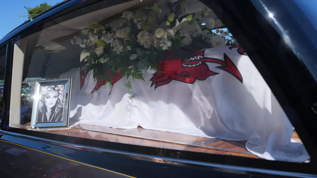 In einem Leichenwagen wurde ihr Sarg durch Mumbles gefahren.  - Bild: Alastair Grant/AP/dpa