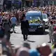 Zu Ehren der Sängerin stimmte die Menge den Song «Total Eclipse of the Heart» an. - Bild: Alastair Grant/AP/dpa