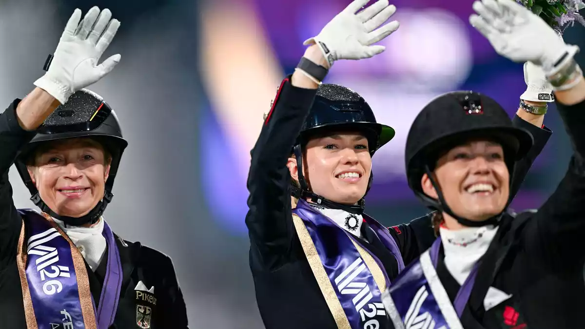 Isabell Werth feiert Bronze. - Bild: Uwe Anspach/dpa