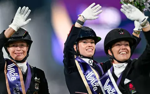 Isabell Werth feiert Bronze. - Foto: Uwe Anspach/dpa