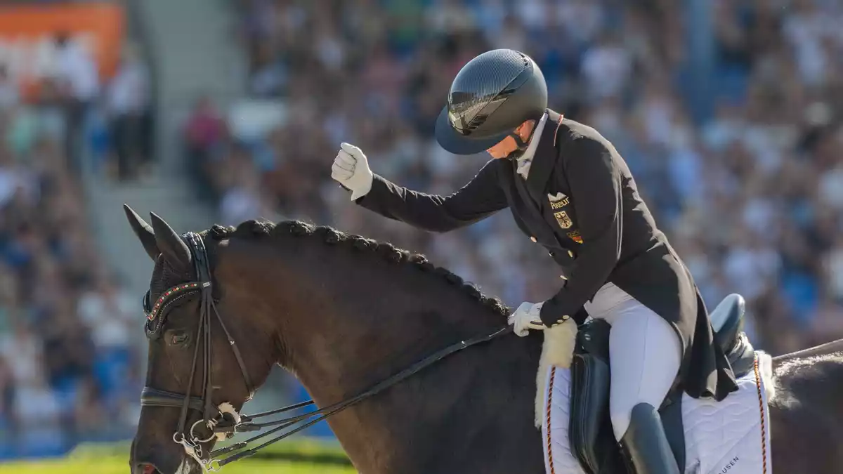 Isabell Werth gewinnt Bronze. - Bild: Rolf Vennenbernd/dpa