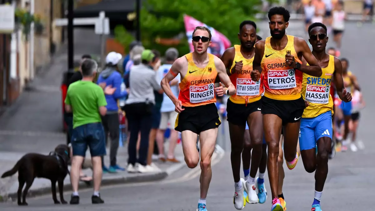 Richard Ringer (l-r), Samuel Fitwi und Amanal Petros waren beim EM-Marathon in einer Spitzengruppe dabei. - Bild: Sven Hoppe/dpa