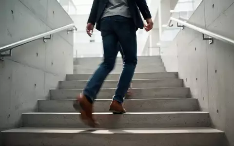 Eine Person in Freizeitkleidung steigt eine moderne Treppe in einem hellen Gebäude hinauf. - Foto: über boerse-global.de