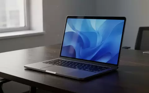 Ein moderner Arbeitsplatz mit einem Laptop auf einem Schreibtisch, der die Aktualisierung der Windows-Wiederherstellungsumgebung symbolisiert. - Foto: über boerse-global.de