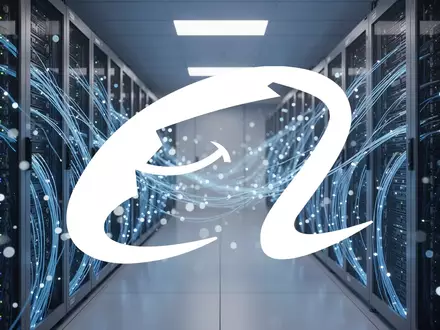 Moderne Serverinfrastruktur mit leuchtenden Glasfaserkabeln als Symbol für Cloud-Wachstum und digitale Transformation. - Foto: über boerse-global.de