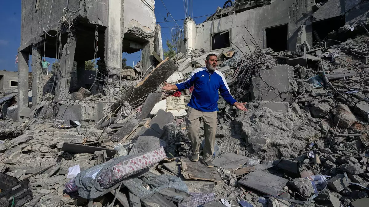 Der blutige Schlagabtausch zwischen Israel und der Hisbollah-Miliz geht weiter: Häuser in den Außenbezirken der Städte Ansar sowie Deir al-Sahrani wurden getroffen. - Bild: Mohammed Zaatari/AP/dpa