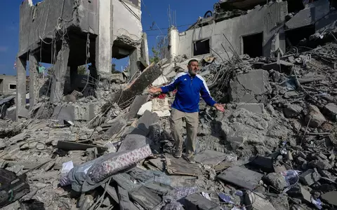 Der blutige Schlagabtausch zwischen Israel und der Hisbollah-Miliz geht weiter: Häuser in den Außenbezirken der Städte Ansar sowie Deir al-Sahrani wurden getroffen. - Foto: Mohammed Zaatari/AP/dpa
