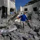 Der blutige Schlagabtausch zwischen Israel und der Hisbollah-Miliz geht weiter: Häuser in den Außenbezirken der Städte Ansar sowie Deir al-Sahrani wurden getroffen. - Bild: Mohammed Zaatari/AP/dpa