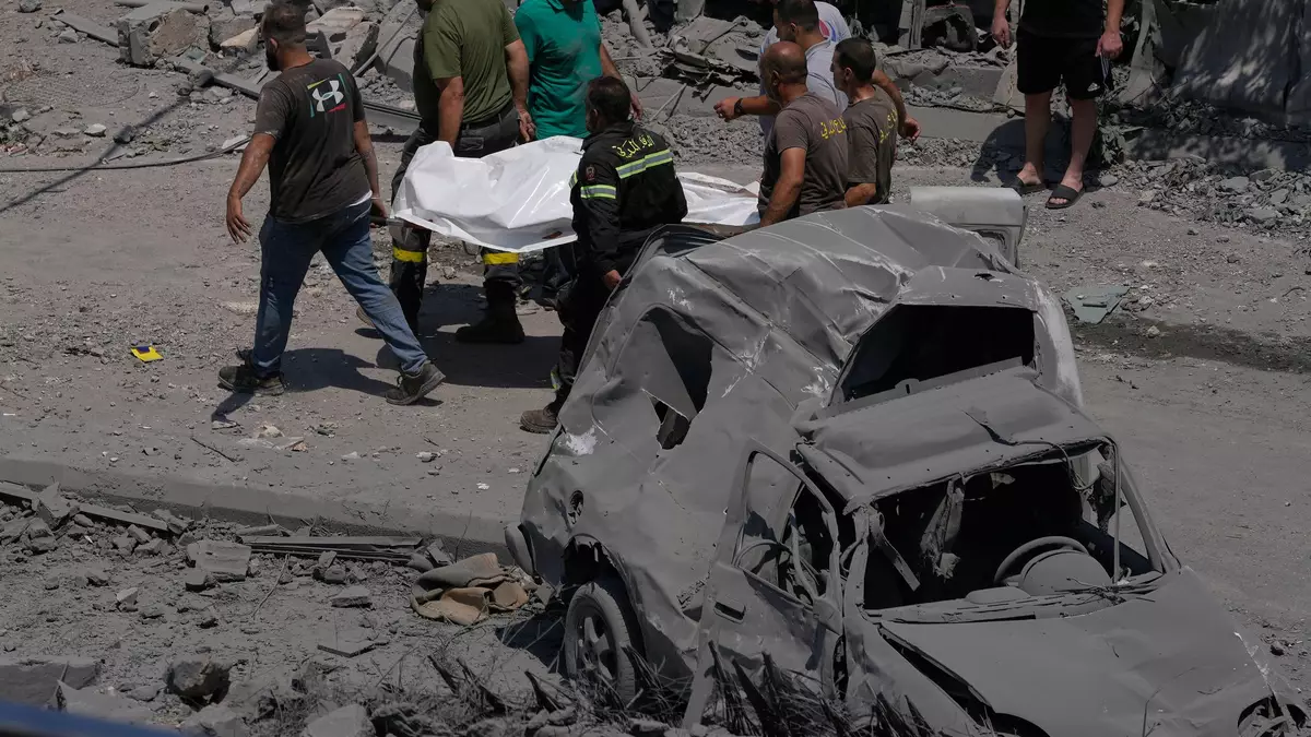 Insgesamt waren am Samstag bei zwei israelischen Luftangriffen im Südlibanon nach Angaben des Gesundheitsministeriums in Beirut mindestens elf Menschen getötet und 19 verletzt worden. - Bild: Mohammed Zaatari/AP/dpa