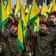 Hisbollah-Kämpfer bei einer früheren Beerdigung eines hochrangigen Hisbollah-Kommandeurs. (Archivbild) - Bild: Hussein Malla/AP/dpa