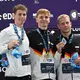Johannes Liebmann (M) und Oliver Klemet (r) sind Konkurrenten und Freunde. - Bild: Emma Da Silva/AP/dpa