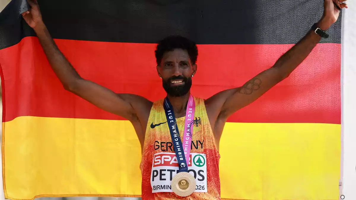 Petros feierte den ersten großen Titel seiner Karriere. - Bild: Morgan Harlow/AP/dpa