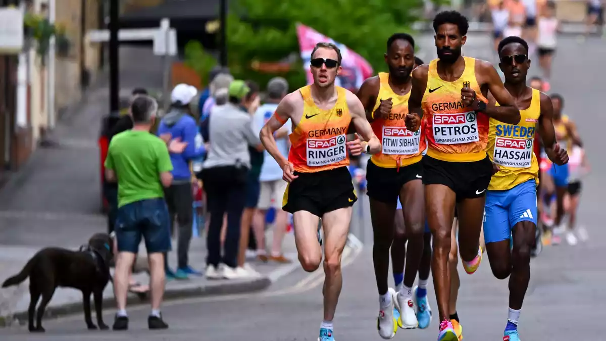 Richard Ringer (l-r), Samuel Fitwi und Amanal Petros belegten in der Teamwertung Platz zwei. - Bild: Sven Hoppe/dpa
