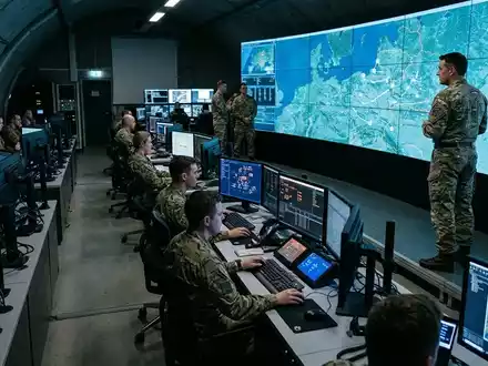 Ein hochmodernes NATO-Kommandozentrum mit taktischen Bildschirmen und digitaler Überwachungstechnik. - Foto: über boerse-global.de