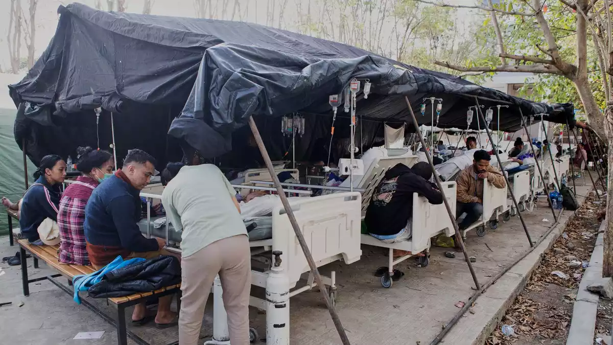 Nach dem starken Erdbeben ist die medizinische Versorgung zunächst provisorisch - hier mit einem Zelt vor einem Krankenhaus in der Provinz Ost-Nusa Tenggara. - Bild: Firdia Lisnawati/AP/dpa