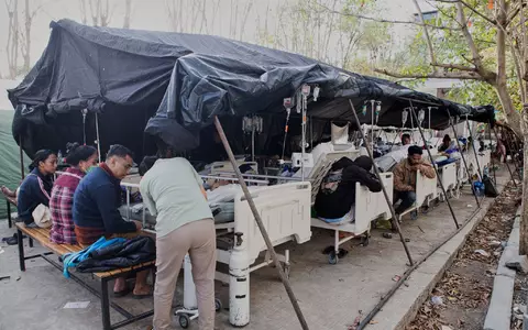 Nach dem starken Erdbeben ist die medizinische Versorgung zunächst provisorisch - hier mit einem Zelt vor einem Krankenhaus in der Provinz Ost-Nusa Tenggara. - Foto: Firdia Lisnawati/AP/dpa