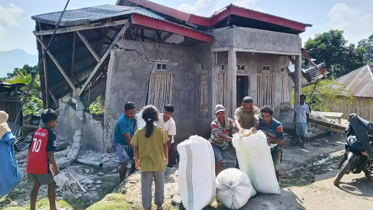 Immer wieder richten Erdbeben in Indonesien schwere Schäden an Gebäuden an und treiben deren Bewohner in die Flucht.  - Bild: Kurniawan/AP/dpa