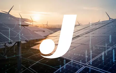 Moderne Solarparks bei Sonnenaufgang als Symbol für erneuerbare Energien und wirtschaftliche Entwicklung. - Foto: über boerse-global.de