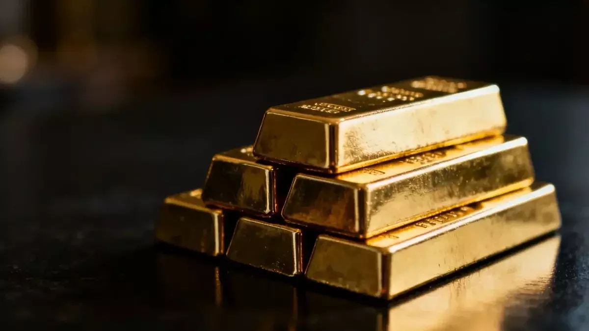 Gold Market Split: Central Bank Buying vs. Bank Forecast Cuts