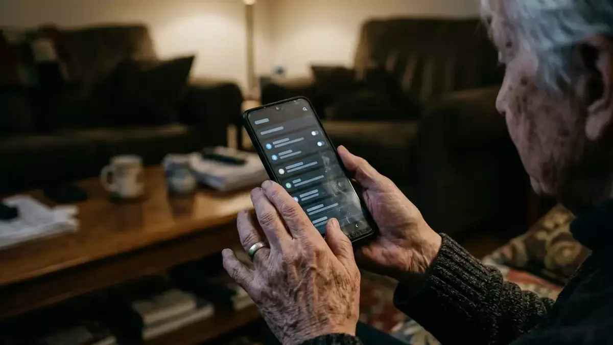 Noida: Cyberkriminelle erbeuten 24 Lakh Rupien durch manipulierte Android-Apps