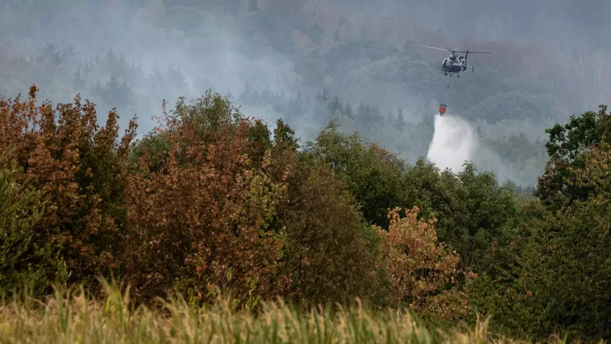 Am Sonntag ging es vor allem noch um Glutnester.  - Bild: Christian Knieps/dpa