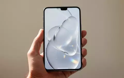 Ein modernes Smartphone mit minimalistischem, transluzentem Glas-Design auf dem Display in einer Hand gehalten. - Foto: über boerse-global.de