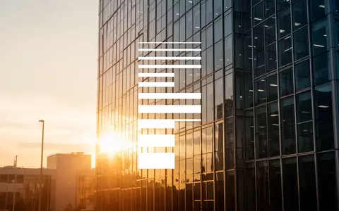 Moderne Glasfassade eines Bürogebäudes im goldenen Licht als Symbol für unternehmerisches Wachstum. - Foto: über boerse-global.de