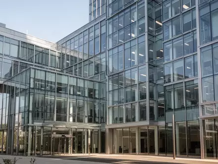 Moderne Glasfassade eines Bürogebäudes bei Tageslicht - Foto: über boerse-global.de