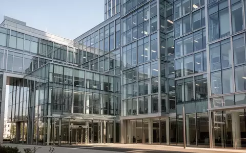 Moderne Glasfassade eines Bürogebäudes bei Tageslicht - Foto: über boerse-global.de