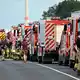 Zahlreiche Kräfte der Feuerwehr stehen an einer Straße. - Bild: Federico Gambarini/dpa