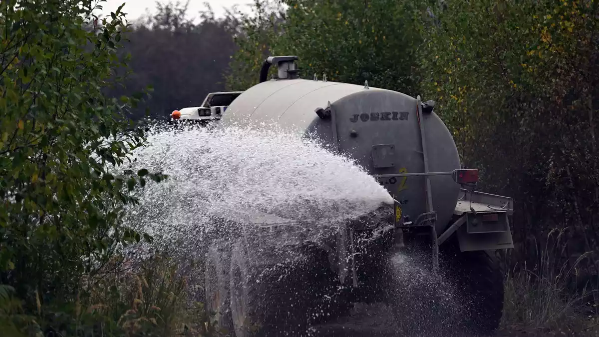 Landwirte mit Wassertanks unterstützen die Löscharbeiten beim Waldbrand im Hürtgenwald.  - Bild: Federico Gambarini/dpa