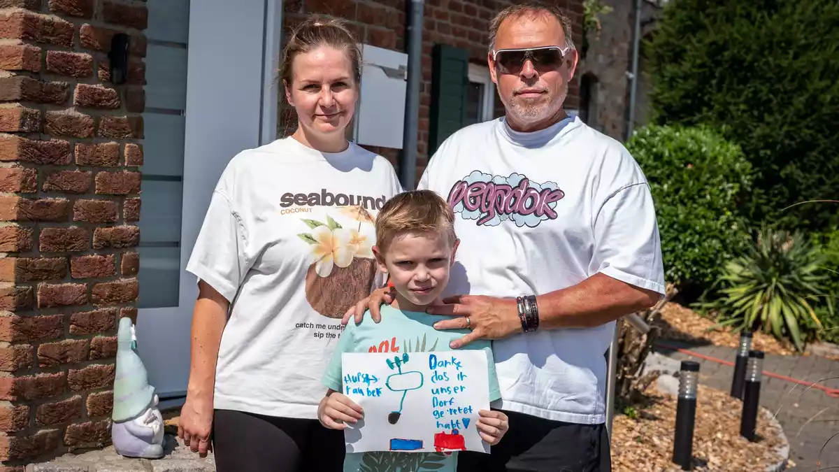 Annett und Dirk Conrad mit ihrem siebenjährigen Sohn Killien gehören zu den Einwohnern der evakuierten Ortschaft Gey. Sie sind zurückgekehrt.  - Bild: Christian Knieps/dpa