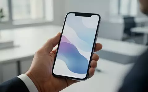 Eine Person hält ein Smartphone in einer hellen Büroumgebung, während sie eine moderne, minimalistische Benutzeroberfläche bedient. - Foto: über boerse-global.de