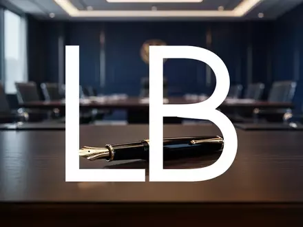 Ein luxuriöser Füllfederhalter auf einem dunklen Schreibtisch in einem eleganten, professionellen Geschäftsumfeld. - Foto: über boerse-global.de