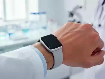 Nahaufnahme einer modernen Smartwatch am Handgelenk vor einem unscharfen, hellen Hintergrund in einer medizinischen Umgebung. - Foto: über boerse-global.de