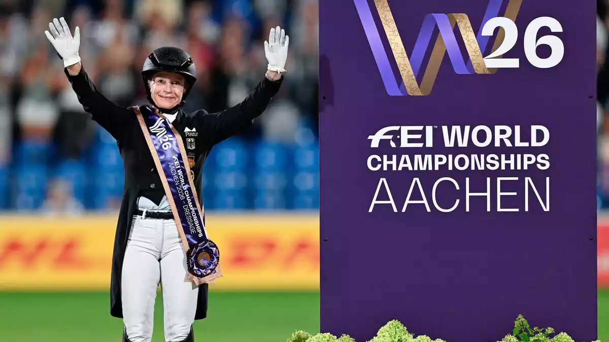 Glücklich mit Bronze: Isabell Werth. - Bild: Uwe Anspach/dpa