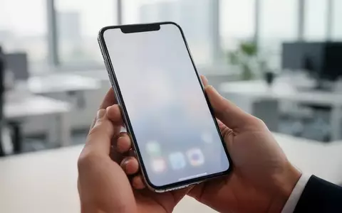Ein modernes Smartphone in der Hand eines Nutzers in einer hellen Büroumgebung. - Foto: über boerse-global.de